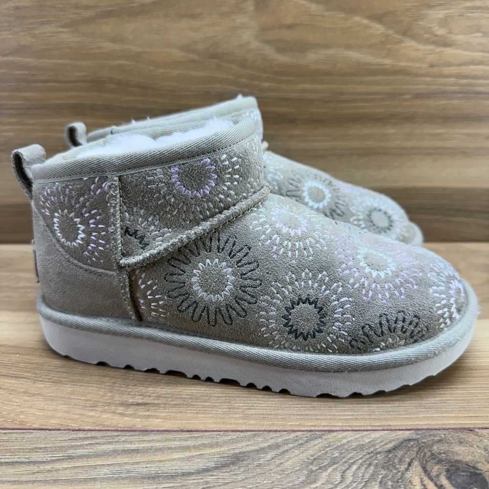 UGG Classis Ultra Mini Sun Stitch Little Girls Boot 13 Mustard Seen Suede Sherpa